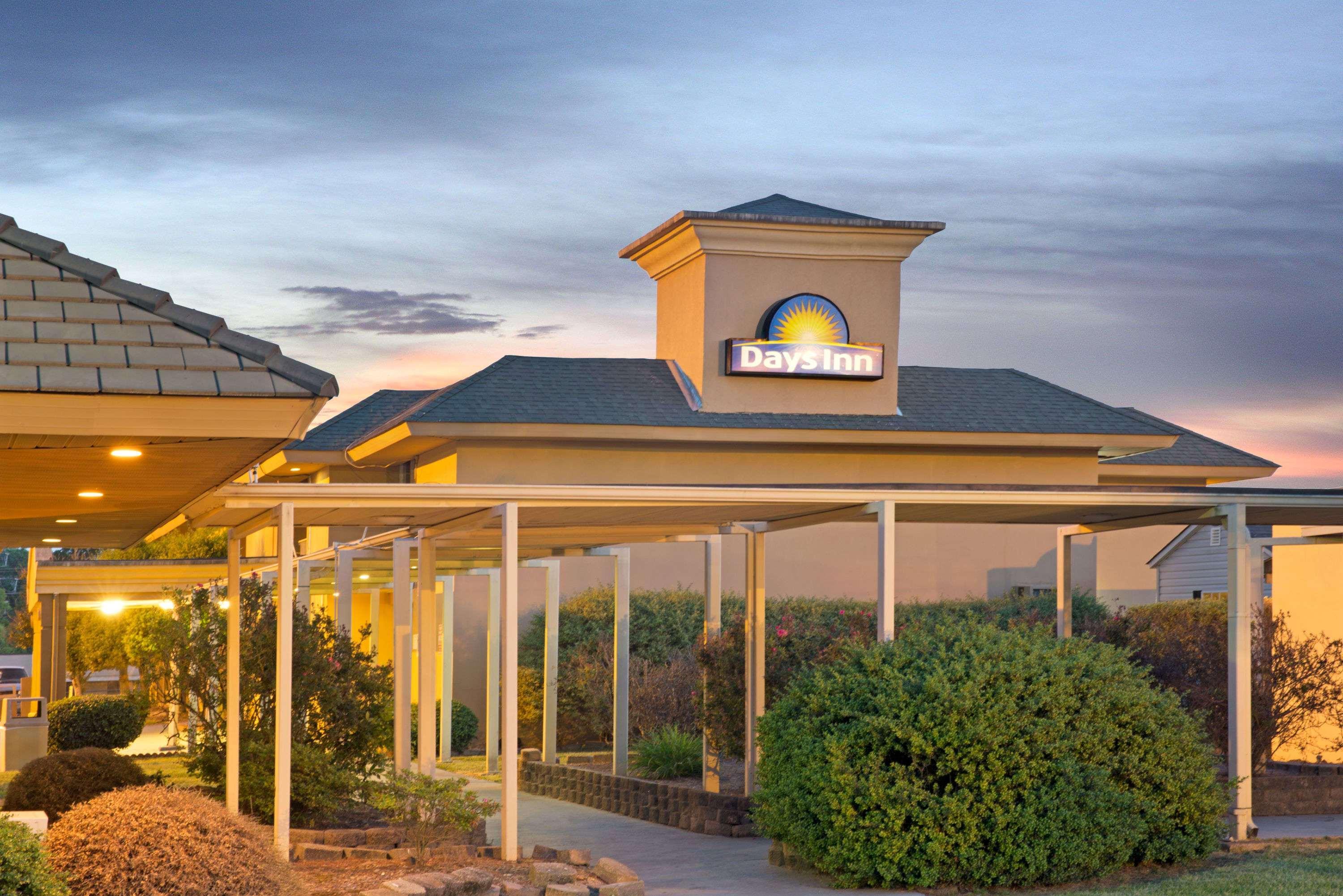 Days Inn By Wyndham Charlotte/Woodlawn Near Carowinds Exterior photo